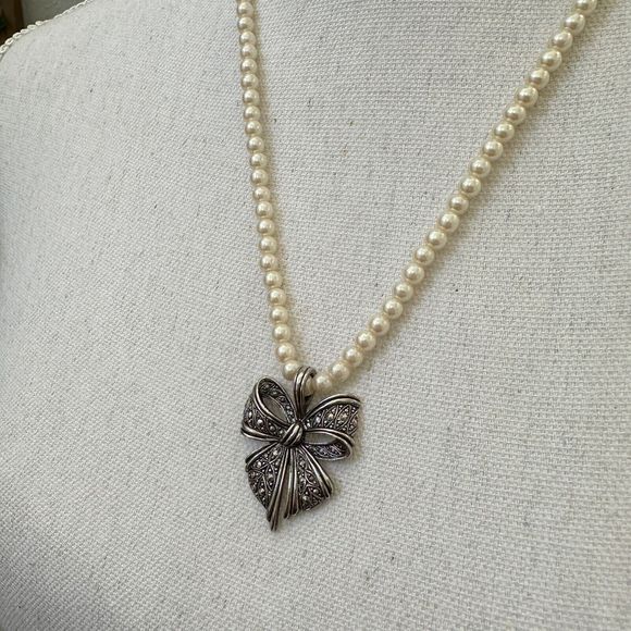 Vintage Avon White Faux Glass Pearls & Silver Tone Bow Necklace 12" L Costume - Picture 12 of 14